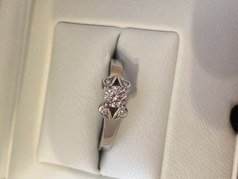 【カルティエ(Cartier)の口コミ】 指輪のデザインが他にないデザインで、リボンのようなお花の様な可憐で、1…