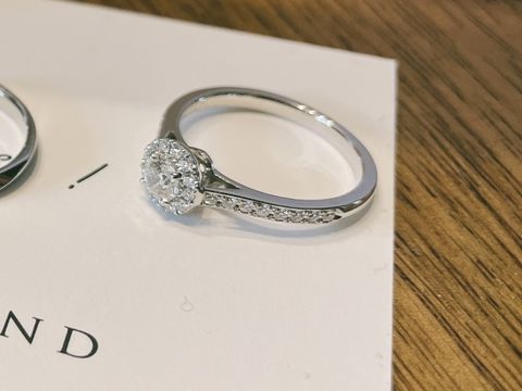 【ラザール ダイヤモンド(LAZARE DIAMOND)の口コミ】 とにかくダイヤモンドの輝きがきれいでした。
照明を当てると想像以上にキ…