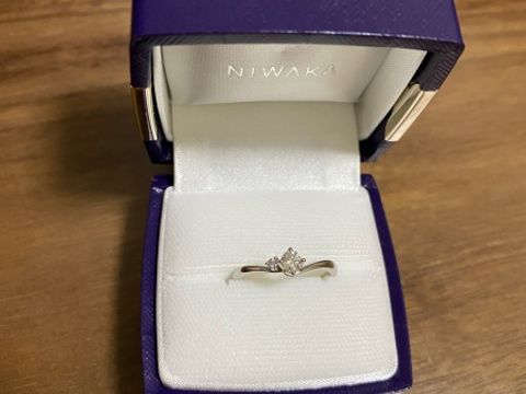 【俄(にわか)の口コミ】 v字ラインになっている指輪で、ダイヤモンドが、真ん中に一つメインのもの…