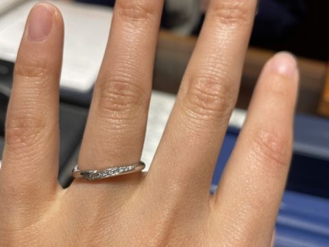 【銀座ダイヤモンドシライシの口コミ】 素材はプラチナです。ダイヤモンドが斜めに入っているのがゴージャスで、…