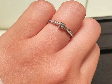 【ティファニー(Tiffany & Co.)の口コミ】 結婚指輪と重ねづけしやすいデザインであることと、どの角度から見てもダ…