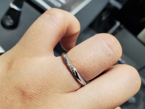 【エクセルコダイヤモンド(EXELCO DIAMOND)の口コミ】 結婚指輪では珍しい、ダイヤが3連になっている指輪です。
少し個性的です…
