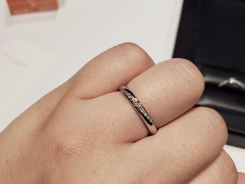 【ラザール ダイヤモンド(LAZARE DIAMOND)の口コミ】 ダイヤが斜めのラインで入っている指輪を希望していたため、ネットで調べ…