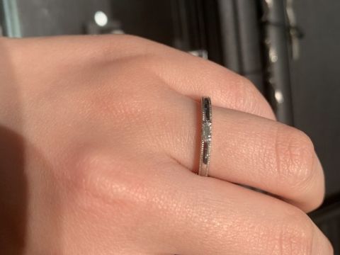 【エクセルコダイヤモンド(EXELCO DIAMOND)の口コミ】 ウェーブの指輪で探していましたが、エメラルドカットのダイヤモンドに惹…