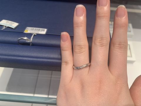 【銀座ダイヤモンドシライシの口コミ】 ダイヤモンドが中央にあるウェーブのデザインです。なんと言ってもつけ心…