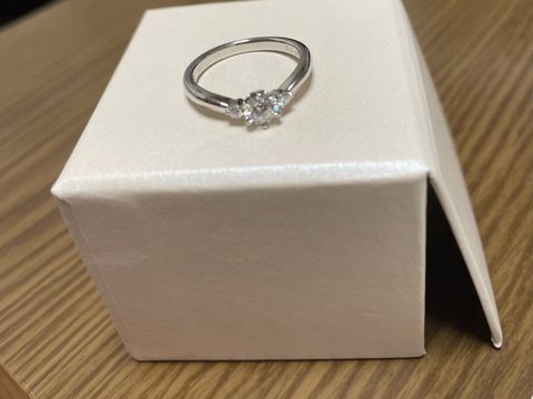 【アイプリモ(I-PRIMO)の口コミ】 2人で一緒に選びました。シンプルな1つダイヤではなく左右に１つずつダイ…