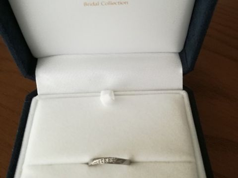 【festaria bijou SOPHIA(フェスタリア ビジュソフィア)の口コミ】 女性の指輪のデザインが、シンプルで飽きの来ないものであったことと、裏…