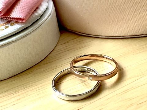 【insembre(インセンブレ)の口コミ】 プラチナとピンクゴールドで、素材が違うペアリング。主張しすぎないくす…