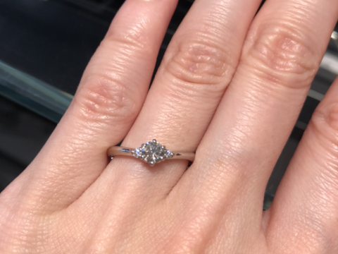 【エクセルコダイヤモンド(EXELCO DIAMOND)の口コミ】 それほど極端なV字でなく、上品で可愛らしい印象の指輪でした。両サイドに…