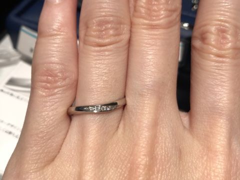 【銀座ダイヤモンドシライシの口コミ】 上品なメレダイヤがとても可愛いデザインです。少しだけ動きがあって、ス…