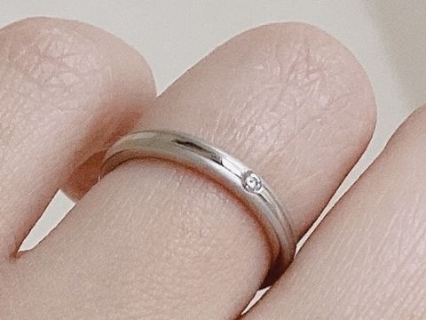 【アイプリモ(I-PRIMO)の口コミ】 シンプルですが中央に小ぶりな一粒のダイヤモンドがついていて、可愛らし…