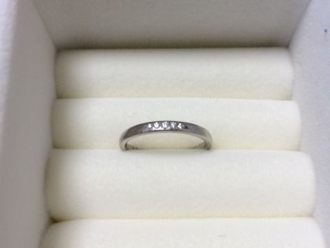 【アイプリモ(I-PRIMO)の口コミ】 先に購入していた婚約指輪と重ね付けできるものを探しました。婚約指輪が…