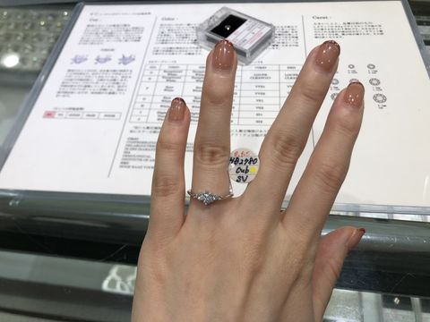 【宝寿堂(ほうじゅどう)の口コミ】 真ん中に大きなダイヤ、サイドに二つずつの小ぶりのダイヤがついたデザイ…