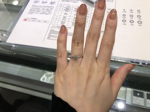 【宝寿堂(ほうじゅどう)の口コミ】 真ん中に大きなダイヤ、サイドにメレダイヤが3つずつのデザインの婚約指輪…