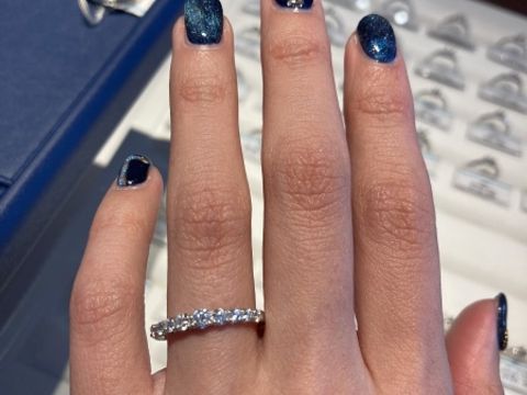 【銀座ダイヤモンドシライシの口コミ】 デザインが決め手でした。一粒ダイヤをおすすめされましたが、あまり気に…