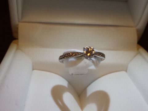 【STAR JEWELRY(スタージュエリー)の口コミ】 側面にブルーダイヤがはめ込まれていて、私自身が青色が好きだったことも…