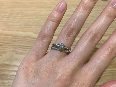 【Foulason(フレゾン)の口コミ】 とても華やかでした。レール止めの結婚指輪と合うと思いました。ダイヤの…