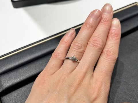 【ラザール ダイヤモンド(LAZARE DIAMOND)の口コミ】 指が長めなのと、普段ファッションでも指輪をつけないので、ストレートタ…