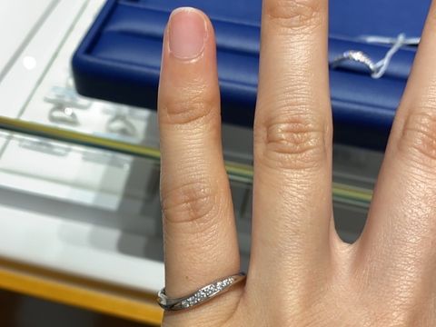 【銀座ダイヤモンドシライシの口コミ】 ダイヤモンドがキラキラしていて綺麗な指輪です。ストレートではなくウェ…