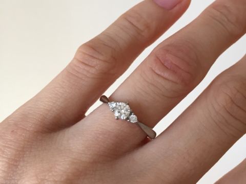 【4℃ BRIDAL(ヨンドシーブライダル)の口コミ】 4&deg;Cの指輪は、シンプルでいて上品。日本人の指にもすっきりとおさまり…