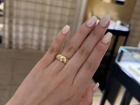 【シャネル(CHANEL)の口コミ】 決めてはデザインです。
人と被らないものがよく、かつゴールドでさがして…