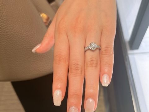 【シャネル(CHANEL)の口コミ】 デザインです。
付けてビビッときたのが決めてです。
トップの形が変わっ…