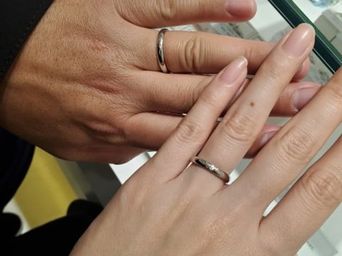 【4℃ BRIDAL(ヨンドシーブライダル)の口コミ】 一石タイプでシンプルな指輪がとても気に入りました。
つけ心地もよく、華…