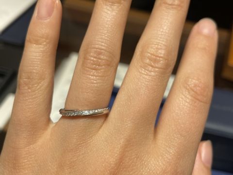 【エクセルコダイヤモンド(EXELCO DIAMOND)の口コミ】 斜めに細いデザインでダイアモンドが入っています。もう少し太く斜めに入…