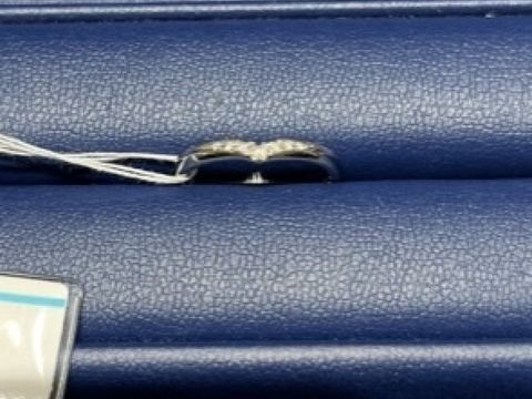 【銀座ダイヤモンドシライシの口コミ】 V字のデザインを探していたのですが、こちらの指輪は中でもしっかりV字に…