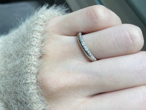 【アイプリモ(I-PRIMO)の口コミ】 楕円形の形のリングで
上半分がキラキラしているデザインで、
上下をひっ…