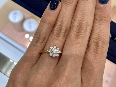 【TOMOE(トモエ)の口コミ】 とても華やかな指輪で、婚約指輪っぽさがとてもかわいい指輪でした。お花…