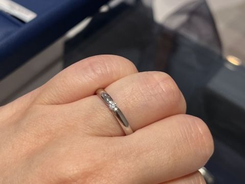 【銀座ダイヤモンドシライシの口コミ】 ダイヤモンド一粒を挟み止めしているデザインがとても好みで決めて。一粒…