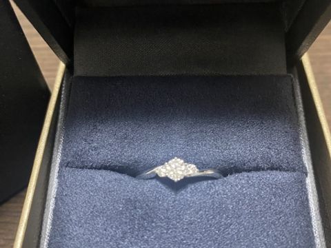 【ラザール ダイヤモンド(LAZARE DIAMOND)の口コミ】 旦那がサプライズで購入してくれた婚約指輪ですが、まず1番に、デザインに…