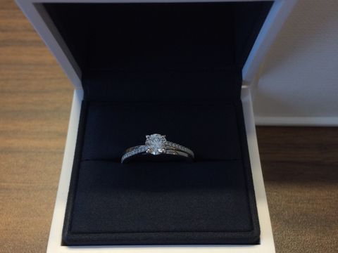 【デビアス(DE BEERS)の口コミ】 百貨店の中に入っている有名ブランドなど、いくつかのブランドで迷いまし…