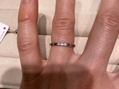 【MIKIMOTO(ミキモト)の口コミ】 他ブランドでもよく見かける3石指輪です。こちらは2.0mm 約0.05ct。
他ブ…