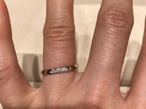 【MIKIMOTO(ミキモト)の口コミ】 他ブランドでもよく見かける3石指輪です。こちらは2.5mm 約0.06ct。
他ブ…