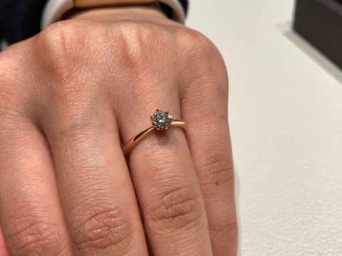 【アイプリモ(I-PRIMO)の口コミ】 エンゲージリングを探していましたが、シンプルなものからゴージャスなも…