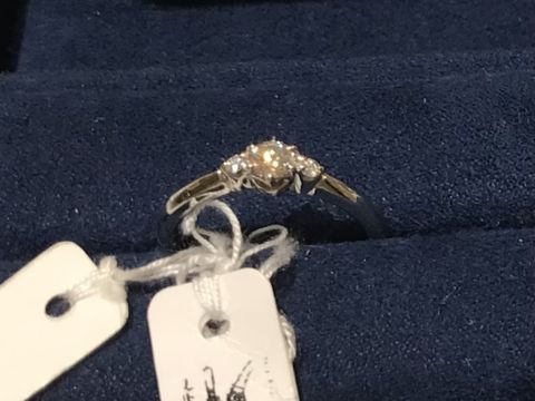 【canal4℃(カナルヨンドシー)の口コミ】 ストレートにダイヤが3石並んでいるデザインです。婚約指輪といえば1石の…