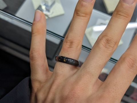 【雅-miyabi- の口コミ】 金属アレルギーに対応したジルコニウムで作られた指輪であり、黒くて桜の…