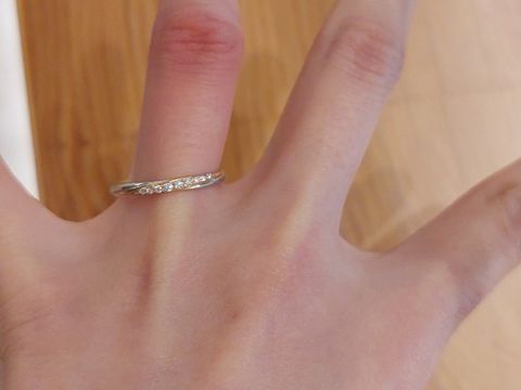 【BIJOUPIKO(ビジュピコ)の口コミ】 ピンクゴールドとプラチナのコンビの指輪で、ダイヤモンドが複数個付いて…