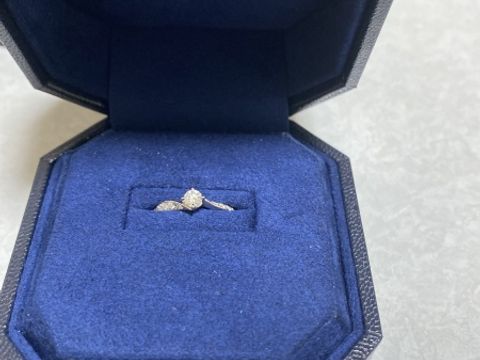 【ROYAL ASSCHER(ロイヤル・アッシャー)の口コミ】 センターダイヤモンドの周りに、メレーダイヤモンドが12個あるので、光を…