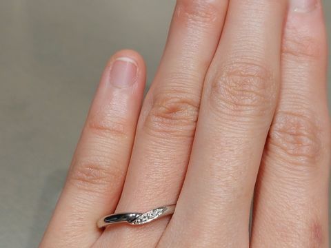 【アイプリモ(I-PRIMO)の口コミ】 プラチナのウェーブの指輪です。上品な感じのデザインで、ダイヤモンドが…