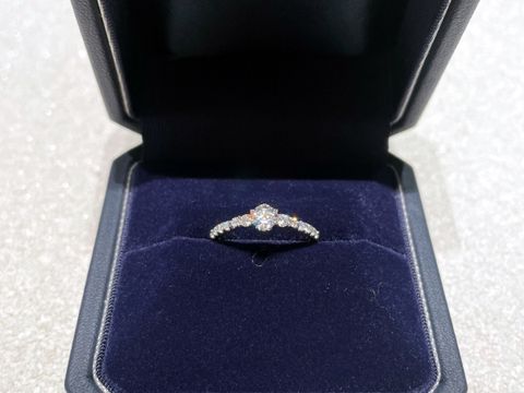 【銀座ダイヤモンドシライシの口コミ】 とにかくデザイン重視で、指輪に対してバランスの良い石のサイズを選びま…