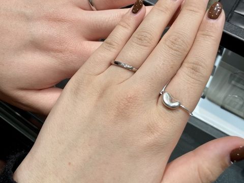 【ラザール ダイヤモンド(LAZARE DIAMOND)の口コミ】 斜めにメレダイヤがついてるのは、よくあるデザインですが
リング部分にラ…