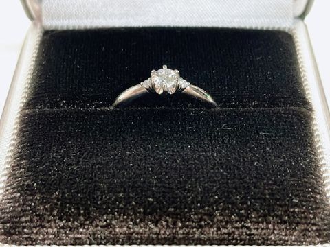 【アイプリモ(I-PRIMO)の口コミ】 デザイン:センターダイヤの両脇に一粒ずつメレダイヤがセッティングされた…