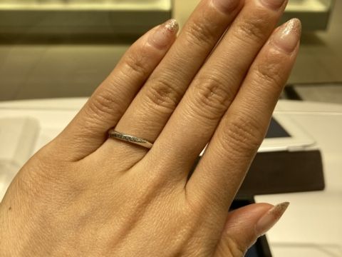 【4℃ BRIDAL(ヨンドシーブライダル)の口コミ】 素材はプラチナを選びました。デザインはウェーブのものでダイヤがついて…