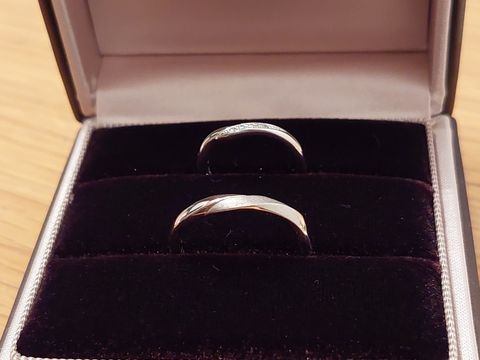 【アイプリモ(I-PRIMO)の口コミ】 夫婦ともに指輪のデザインと付け心地の良さに惹かれました。妻の指輪は、5…