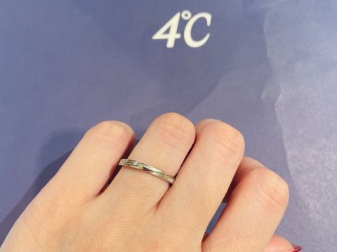 【4℃ BRIDAL(ヨンドシーブライダル)の口コミ】 シンプルな見た目ながらサイドにダイヤが付いていたり、少しラインが入っ…