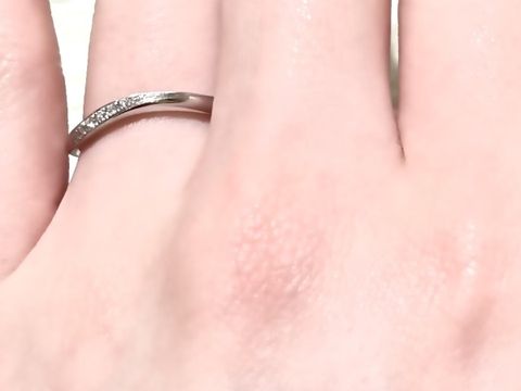 【TRECENTI(トレセンテ)の口コミ】 ウェーブデザインの指輪ですが、カットは角張っておりクールな印象を感じ…
