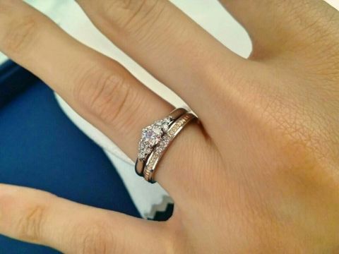 【銀座ダイヤモンドシライシの口コミ】 ピンクゴールドとプラチナのコンビで、中央にミル打ちが入っているものを…